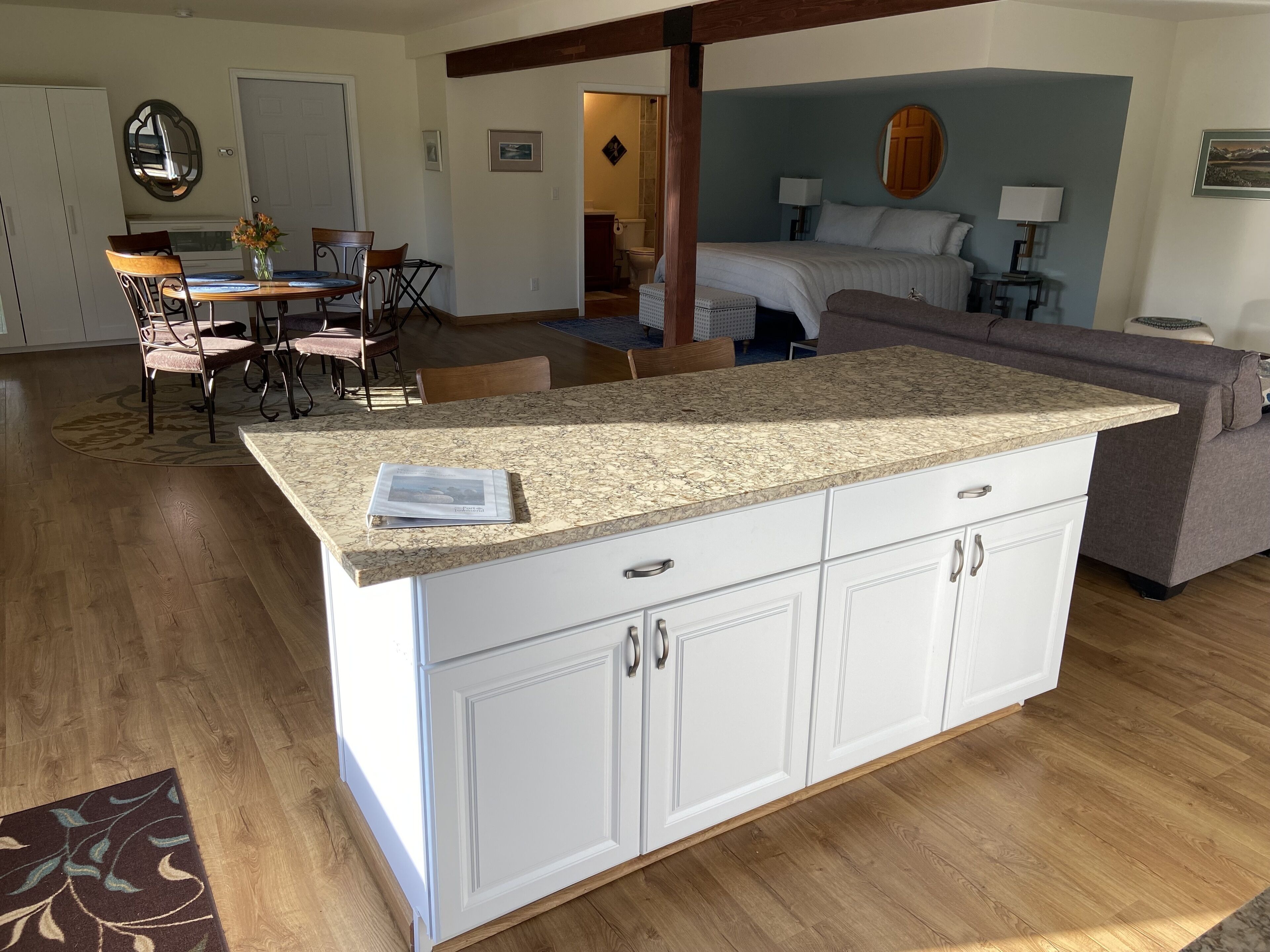 Haines Street Studio : : King Bed, 850 sf, Roku TV