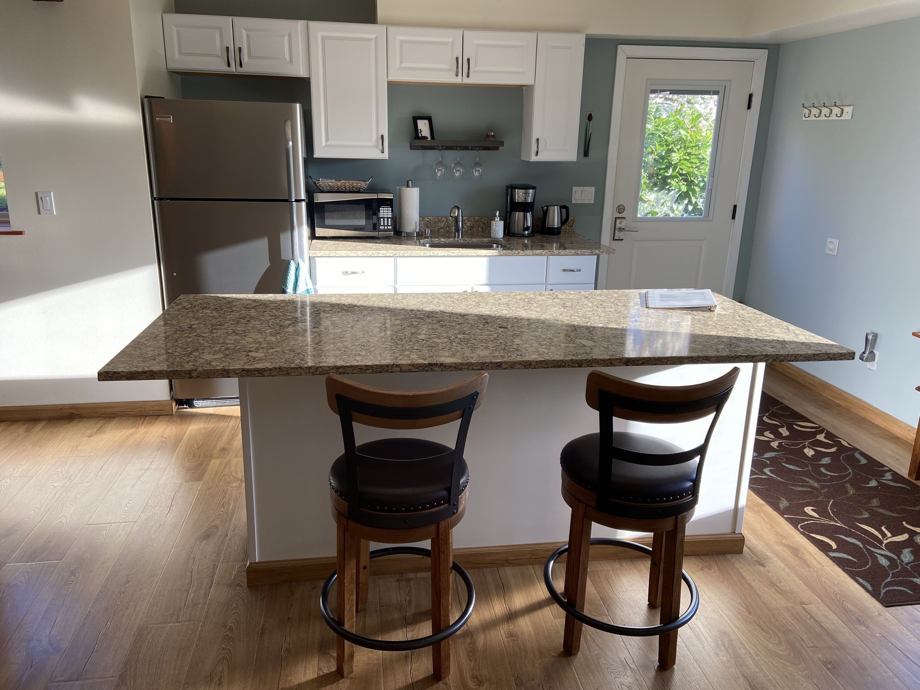 Haines Street Studio : : King Bed, 850 sf, Roku TV