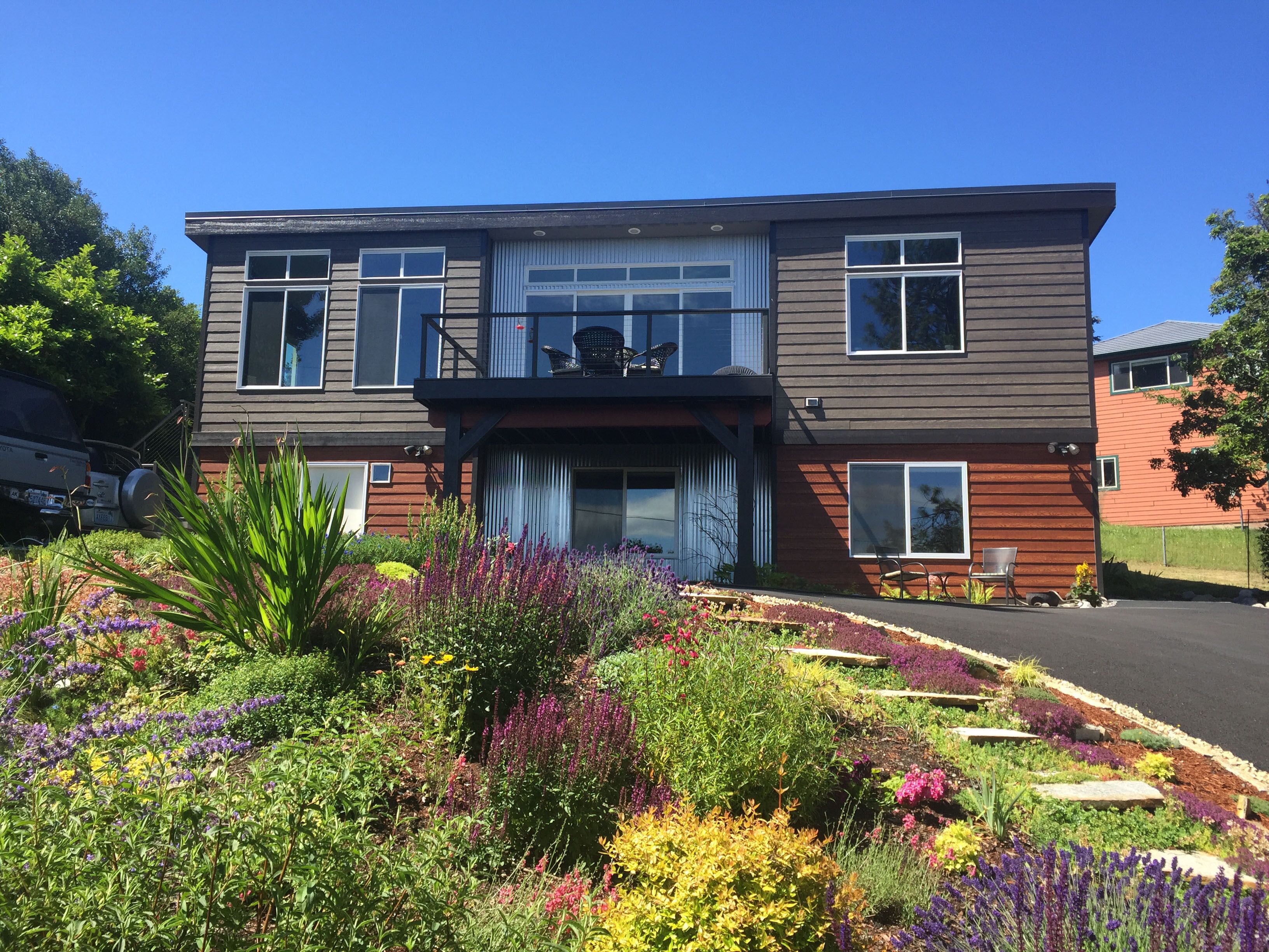 Haines Street Studio : : King Bed, 850 sf, Roku TV