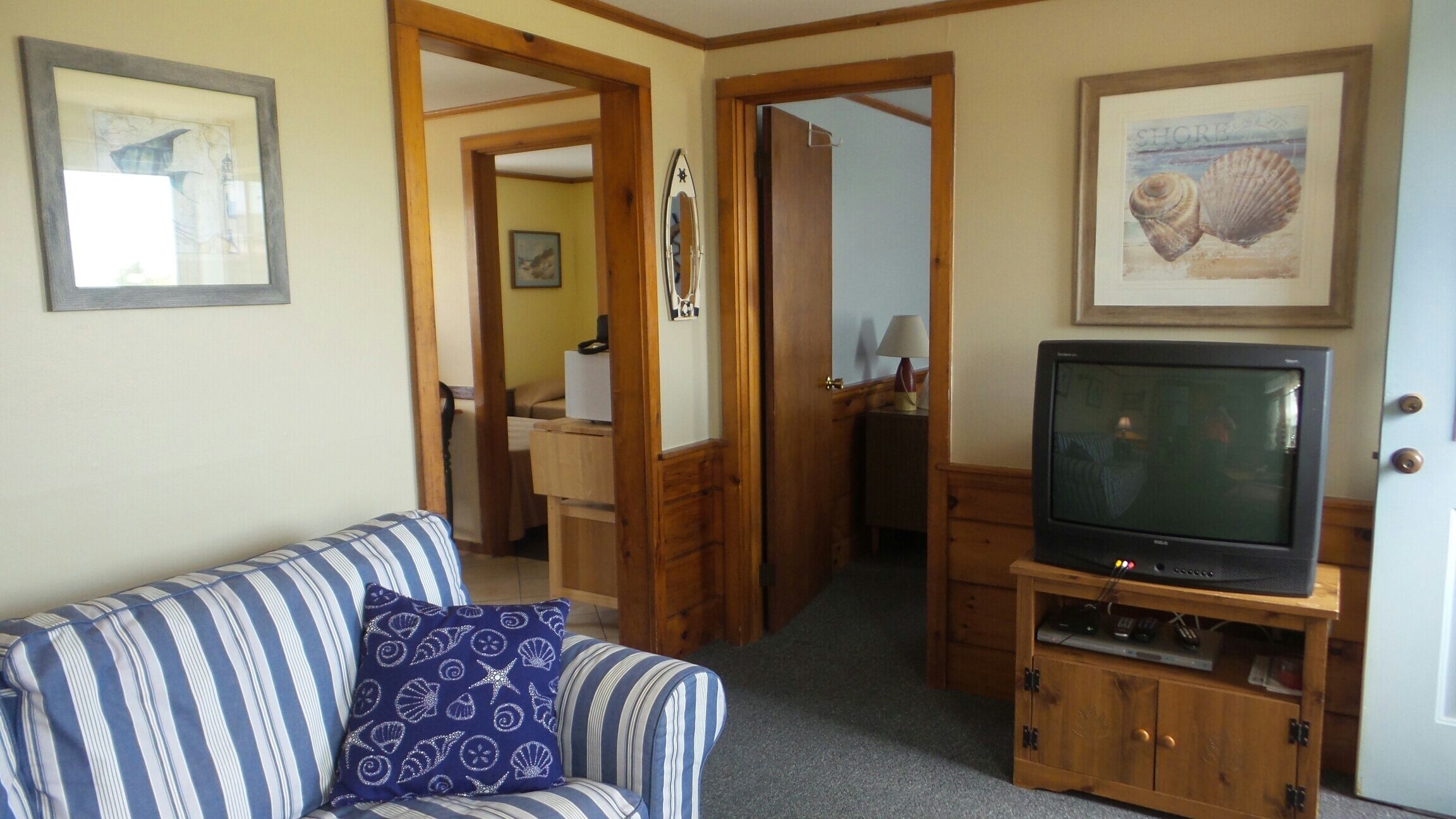 Quaint Cottage Steps Away From West Dennis Beach!