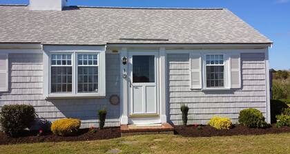 Viehättävä mökki askeleen päässä West Dennis Beachiltä!