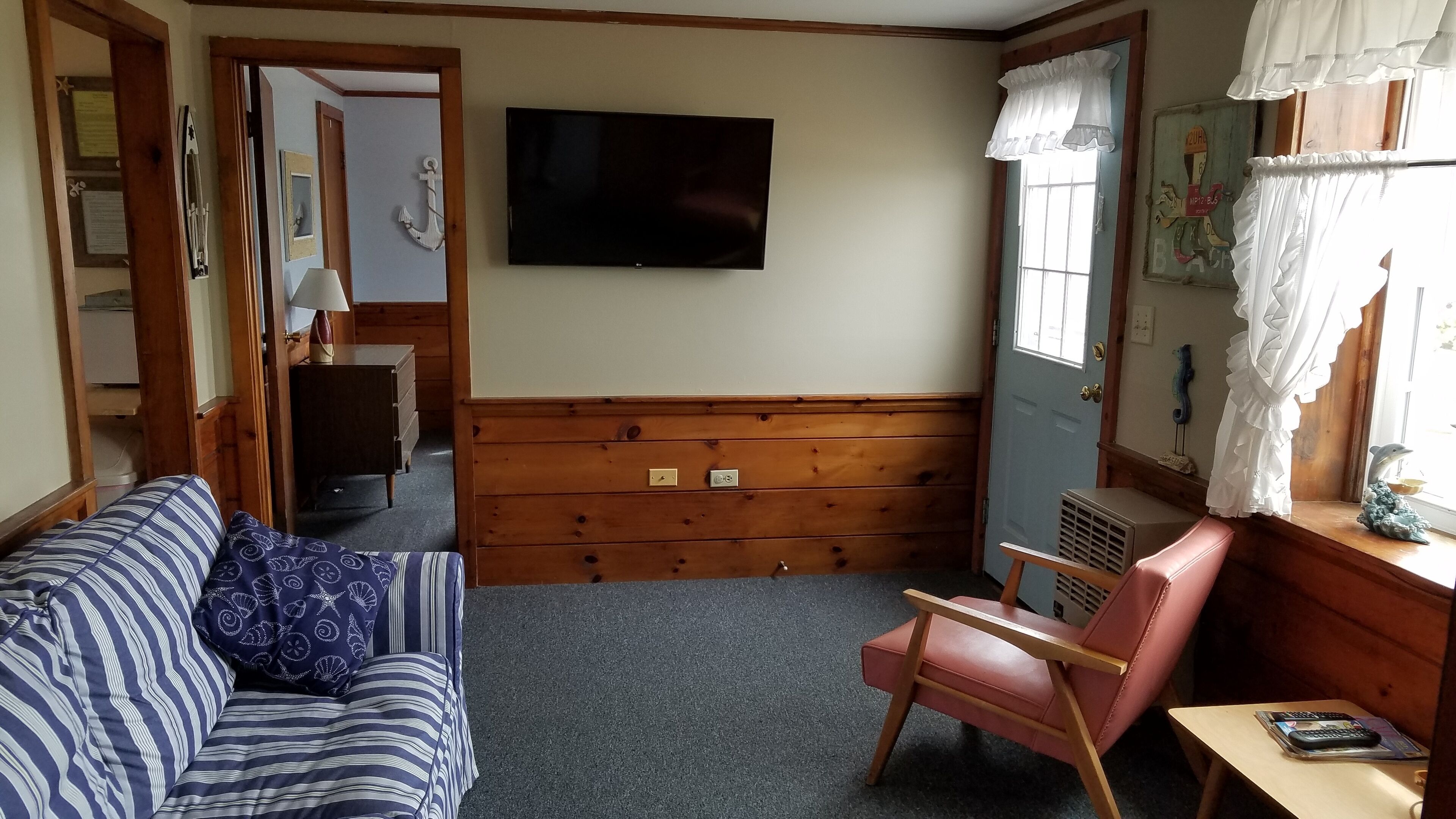 Quaint Cottage Steps Away From West Dennis Beach!