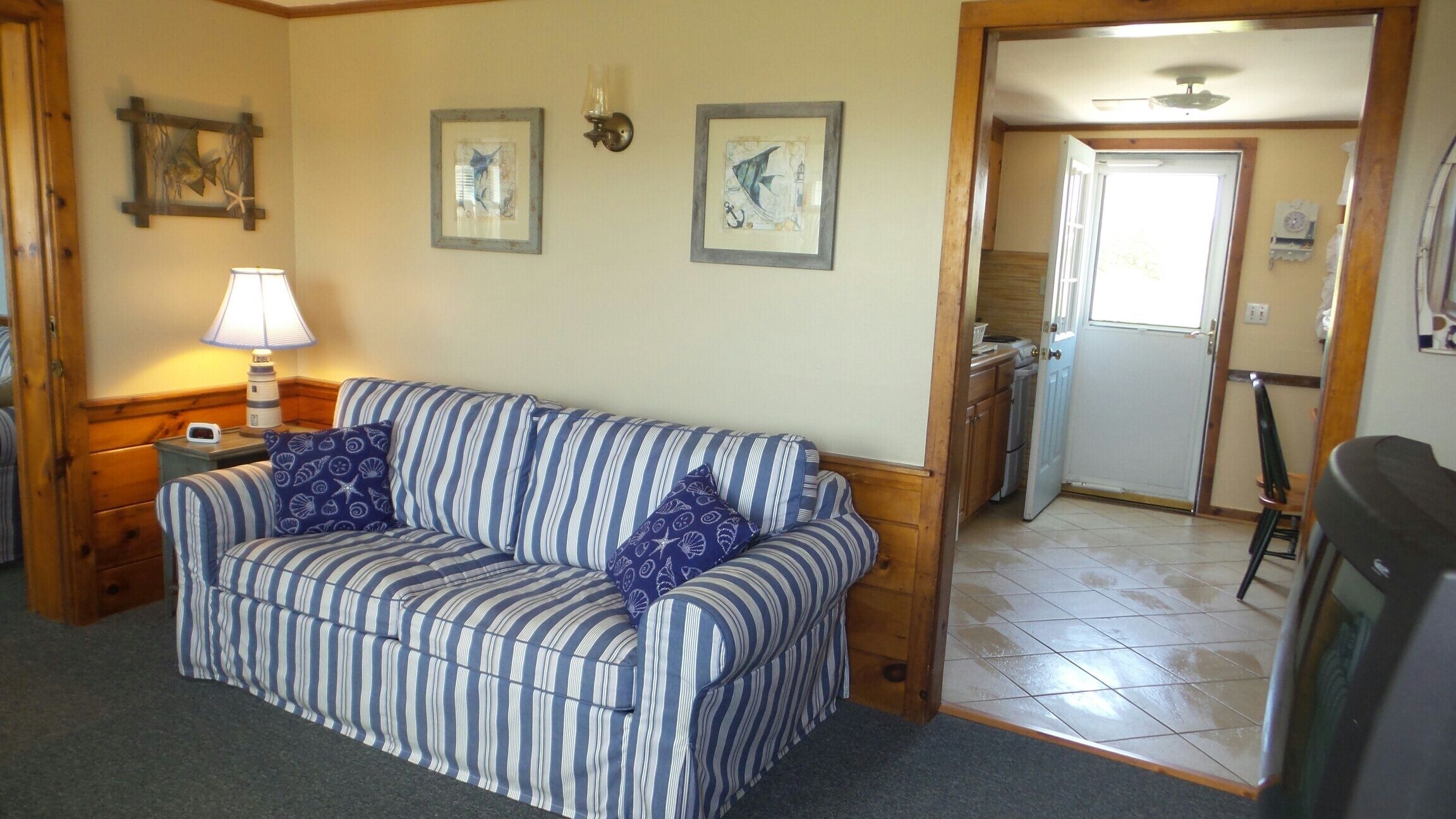 Quaint Cottage Steps Away From West Dennis Beach!