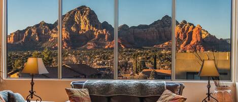 Télévision, cheminée, lecteur de DVD, livres