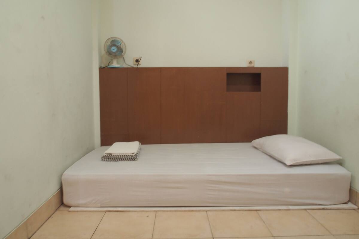 Habitación individual, 1 cama individual, baño compartido | Escritorio, camas extra y wifi gratis