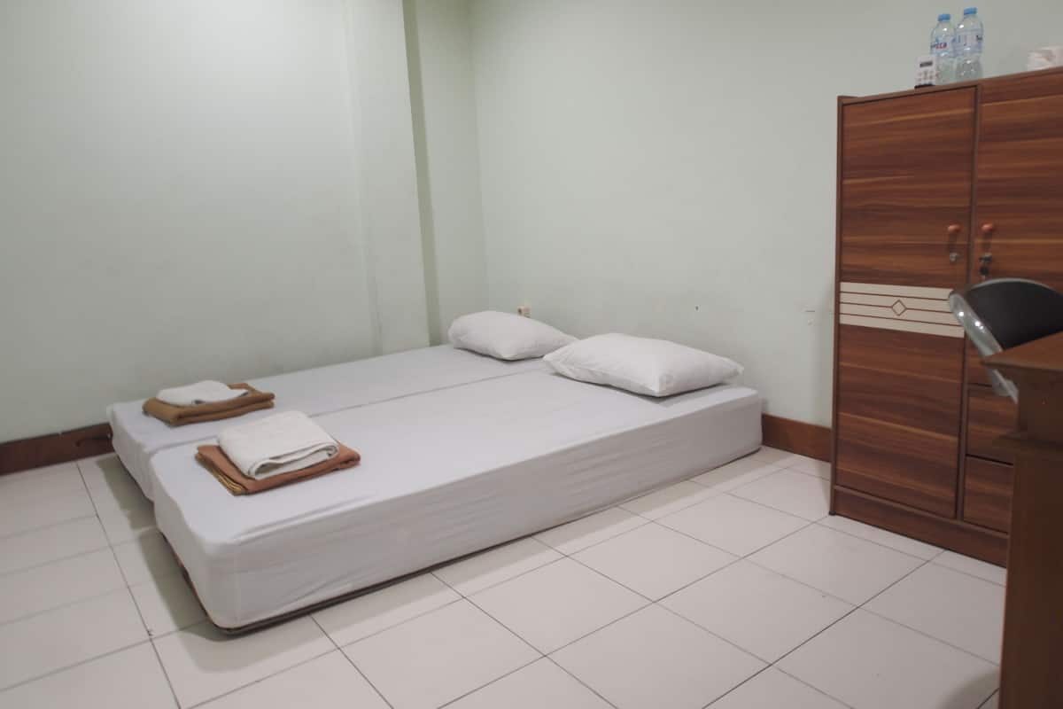 Habitación económica, baño compartido | Escritorio, camas extra y wifi gratis
