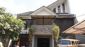 Mặt tiền nơi lưu trú