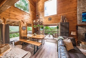 Televisión y chimenea 