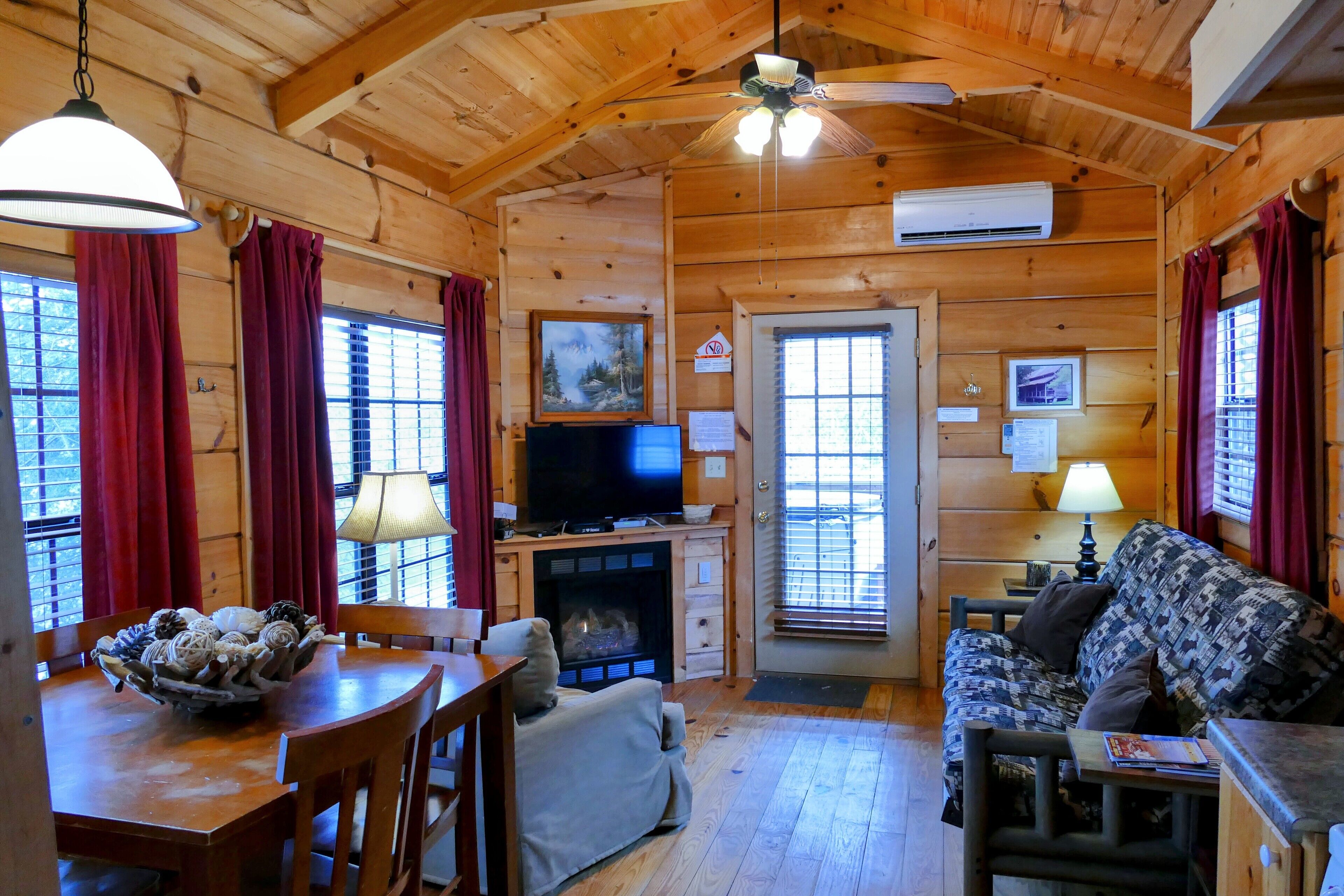 Real Logs-1BR, sleeping loft & futon-sleeps 6. Riverside w/ Hot Tub