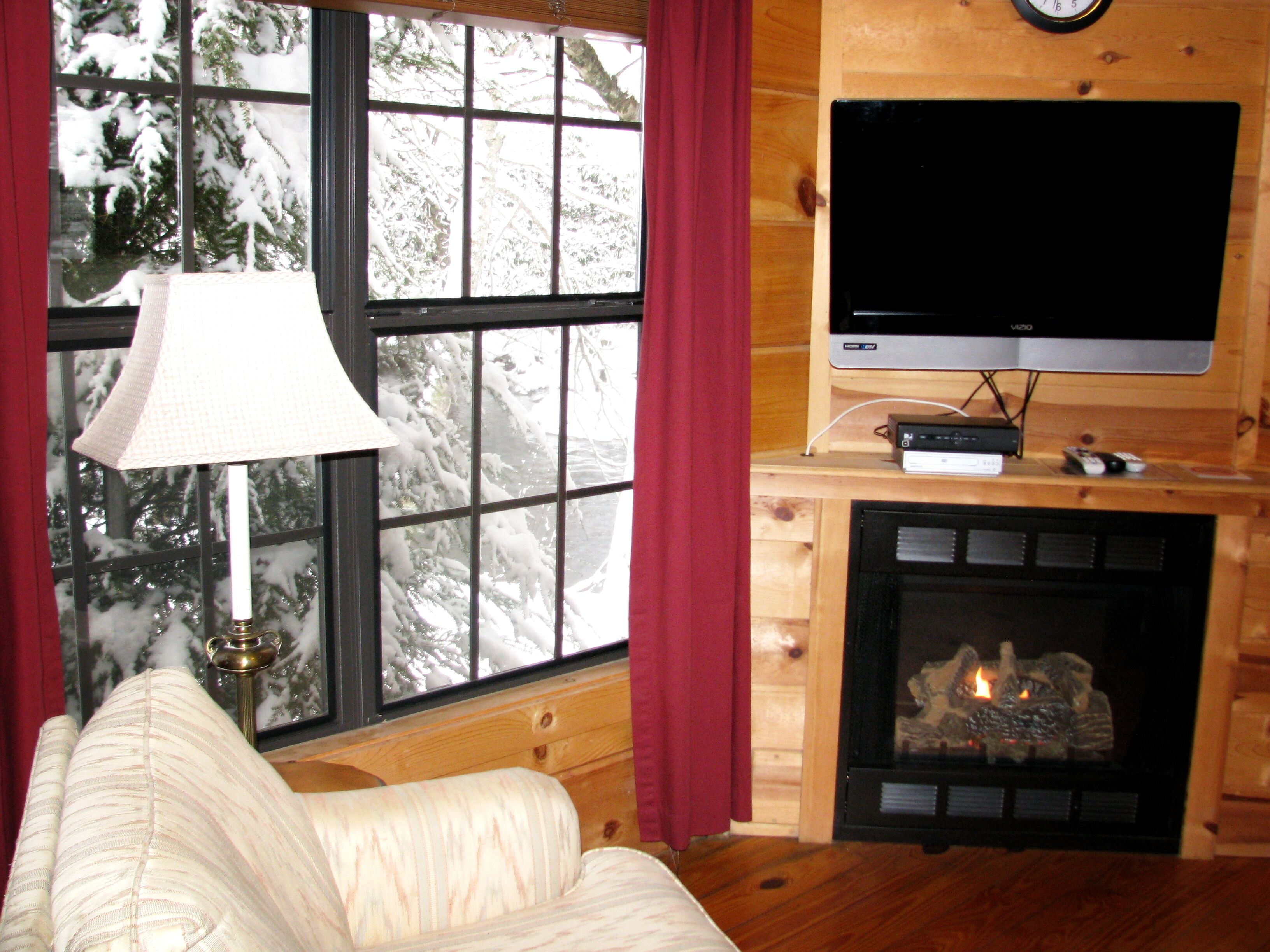 Real Logs-1BR, sleeping loft & futon-sleeps 6. Riverside w/ Hot Tub