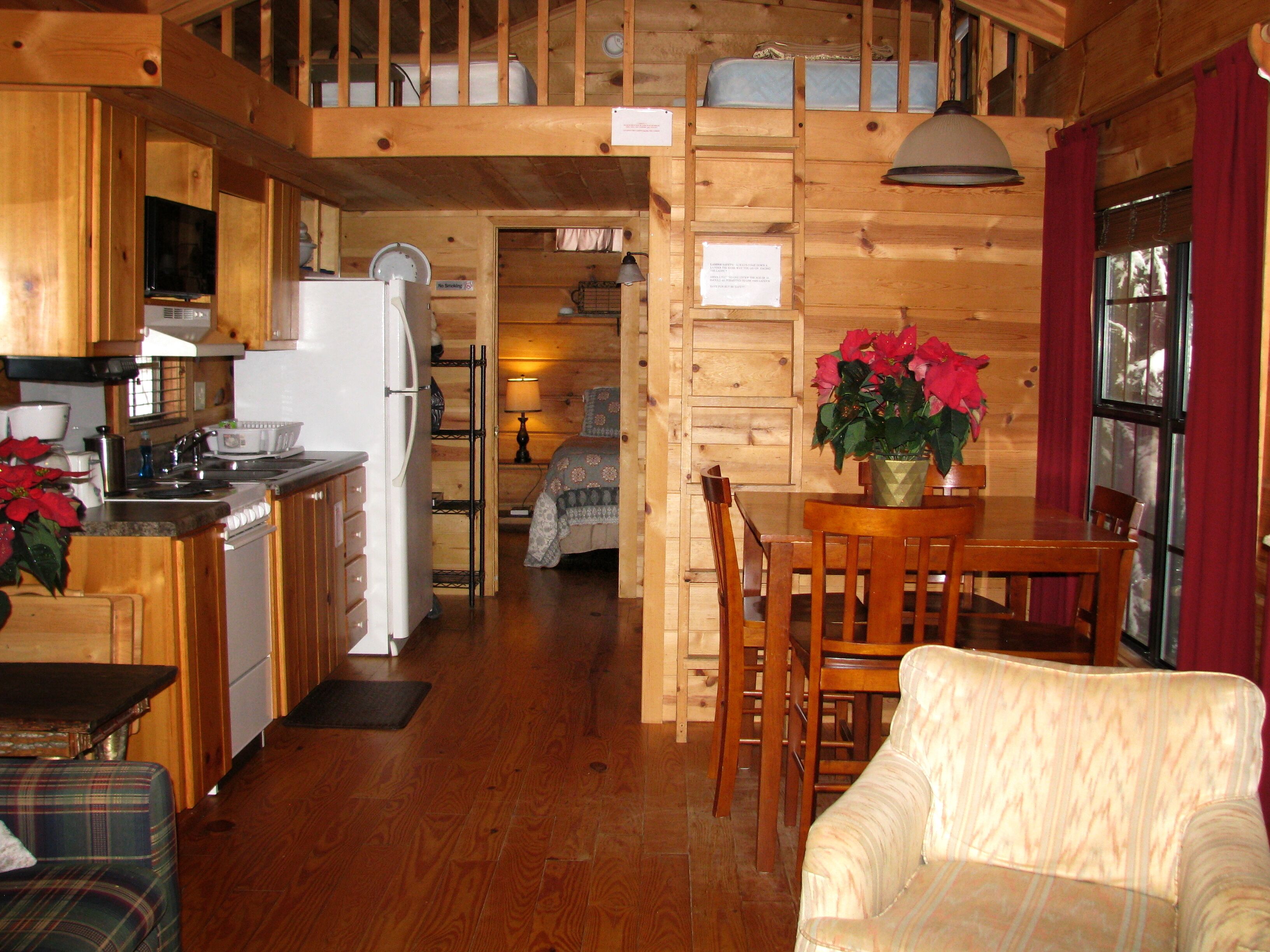 Real Logs-1BR, sleeping loft & futon-sleeps 6. Riverside w/ Hot Tub