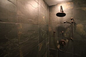 Badewanne, Haartrockner, Handtücher, Seife