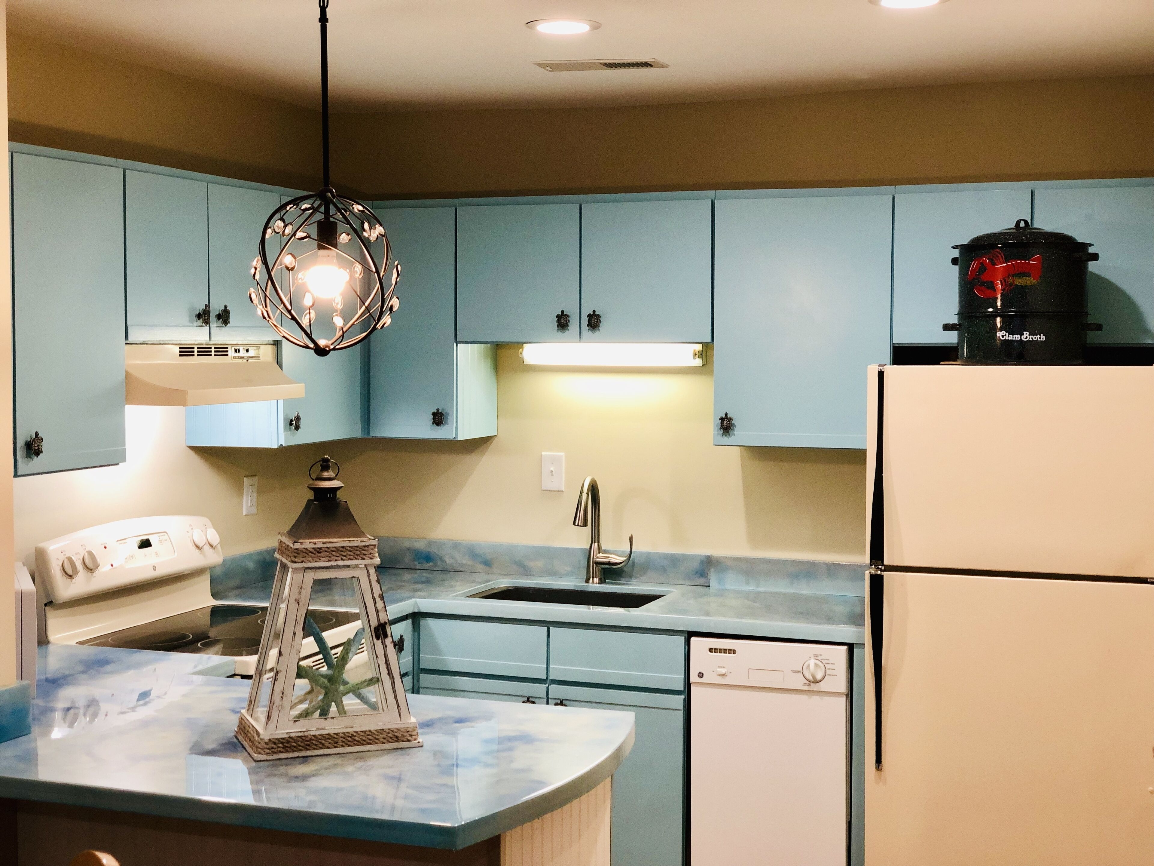 Kjøleskap, mikrobølgeovn, ovn og kokeplater