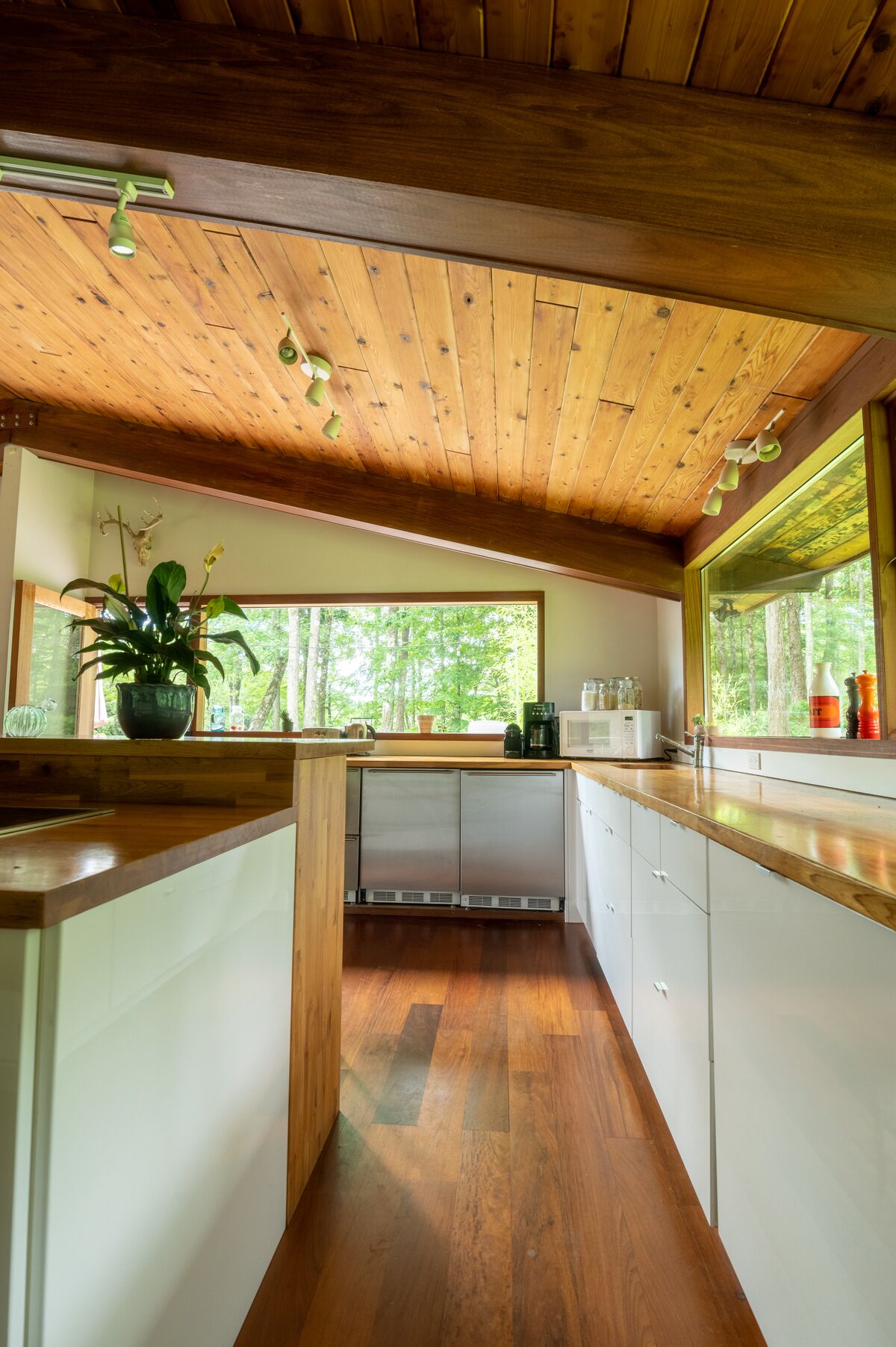 Private lakefront paradise with stunning views