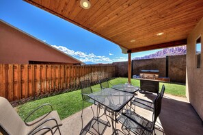 Outdoor dining - TDS 2 Single-Level Spacious Townhome! Near Arches National Park (Moab)