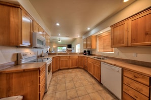 Fridge, microwave, oven, stovetop - TDS 2 Single-Level Spacious Townhome! Near Arches National Park (Moab)