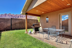 Outdoor dining - TDS 2 Single-Level Spacious Townhome! Near Arches National Park (Moab)