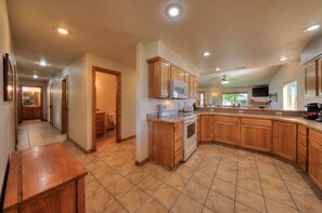 ثلاجة، ميكروويف، فرن، موقد طهي مسطح