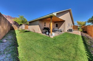 Outdoor dining - TDS 2 Single-Level Spacious Townhome! Near Arches National Park (Moab)