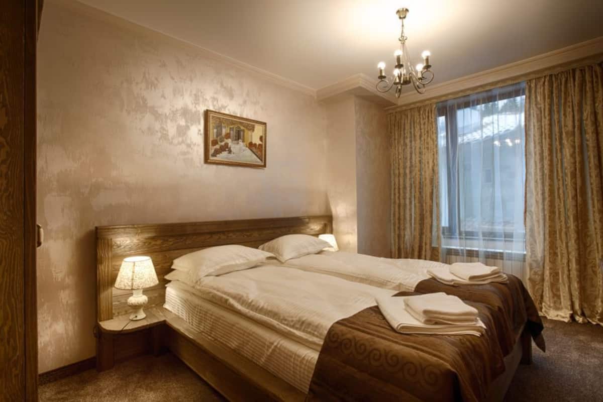 Apartamento Deluxe, balcón, vistas a la montaña | Tabla de planchar con plancha, wifi gratis, ropa de cama