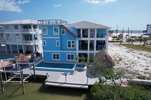 Exterior - Summer Beach Vacation~perfect location with private pool & Tiki Bar 🏖️ (Fort Myers Beach)