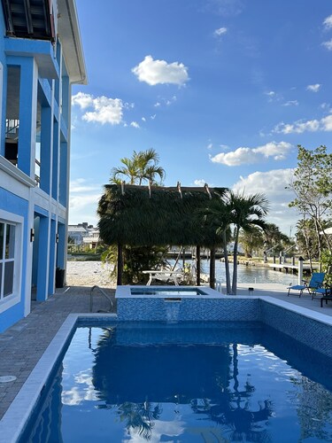 Across the street from the beach, walk to everything, heated private pool-Tiki!