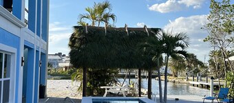 Across the street from the beach, walk to everything, heated private pool-Tiki!