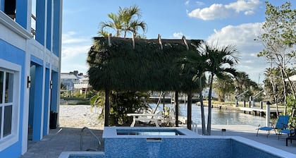 Across the street from the beach, walk to everything, heated private pool-Tiki!
