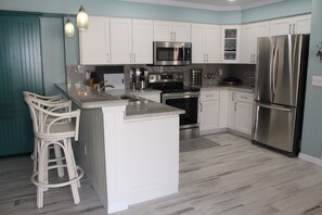 Frigorifero, microonde, forno, piano cottura