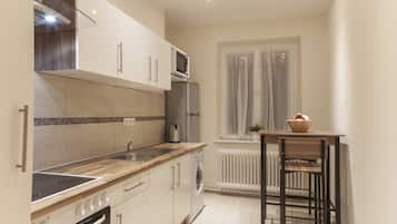 Apartamento Premium, vistas a la ciudad | Cocina privada | Frigorífico grande, microondas, horno y placa de cocina