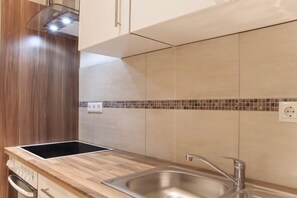 Full-sized fridge, microwave, oven, stovetop