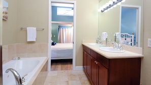 Shower, hair dryer, bidet, towels - 701 Mariners Club It's time to live the Florida Keys dream (Key Largo)