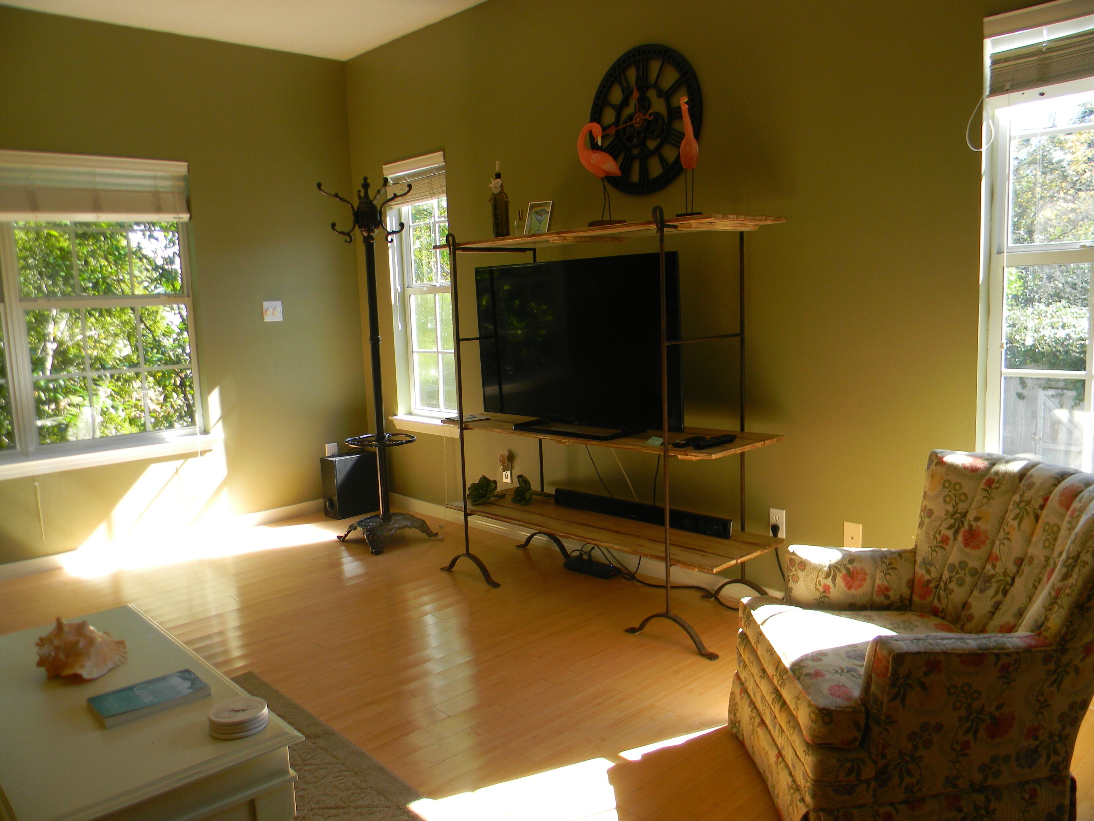 Cute As A Button, Plenty Of Space And Very Easy Walk To Beach