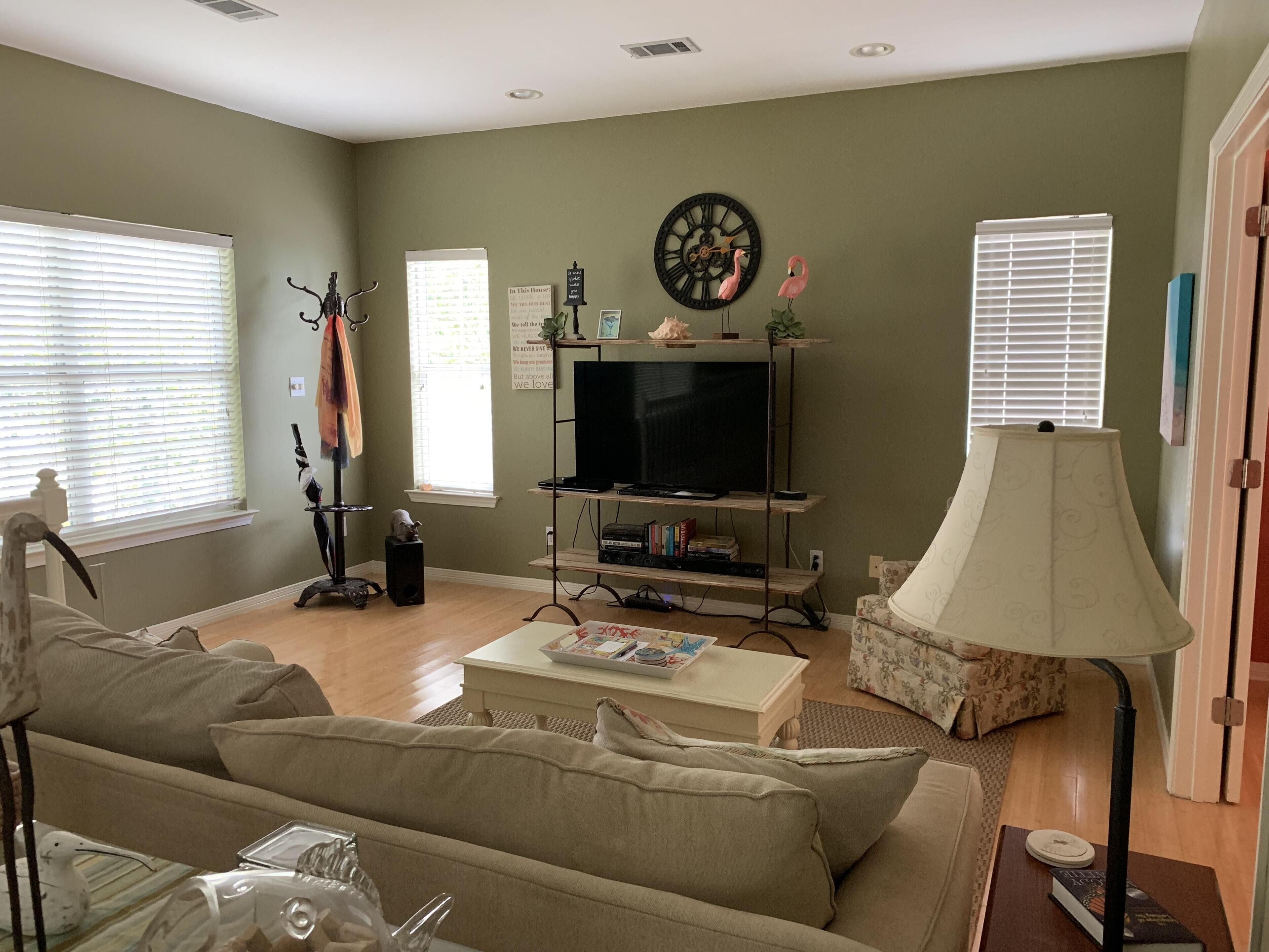 Cute As A Button, Plenty Of Space And Very Easy Walk To Beach