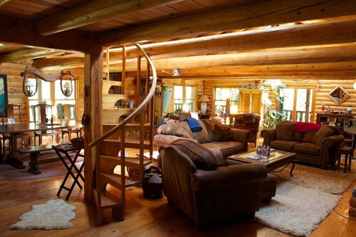 PAPA BEAR'S LODGE -Best Log Cabin in Nevada City Sleeps up to 10. 