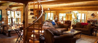 PAPA BEAR'S LODGE -Best Log Cabin in Nevada City Sleeps up to 10.