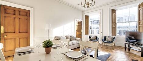 Luxury-Apartment, 1 Doppelbett und Schlafsofa, Nichtraucher, Stadtblick | Wohnbereich | Flachbildfernseher, Kamin