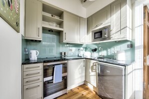 Luxury Apartment, 1 Double Bed with Sofa bed, Non Smoking, City View | Private kitchen | Microwave, stovetop, electric kettle, cookware/dishes/utensils - Cumberland - New Town Apartment (Edinburgh)