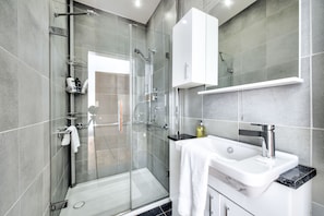 Departamento de lujo, 1 cama matrimonial y sofá cama, para no fumadores, vista a la ciudad | Baño | Toallas