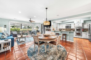 Kylskåp, mikrovågsugn, ugn och diskmaskin