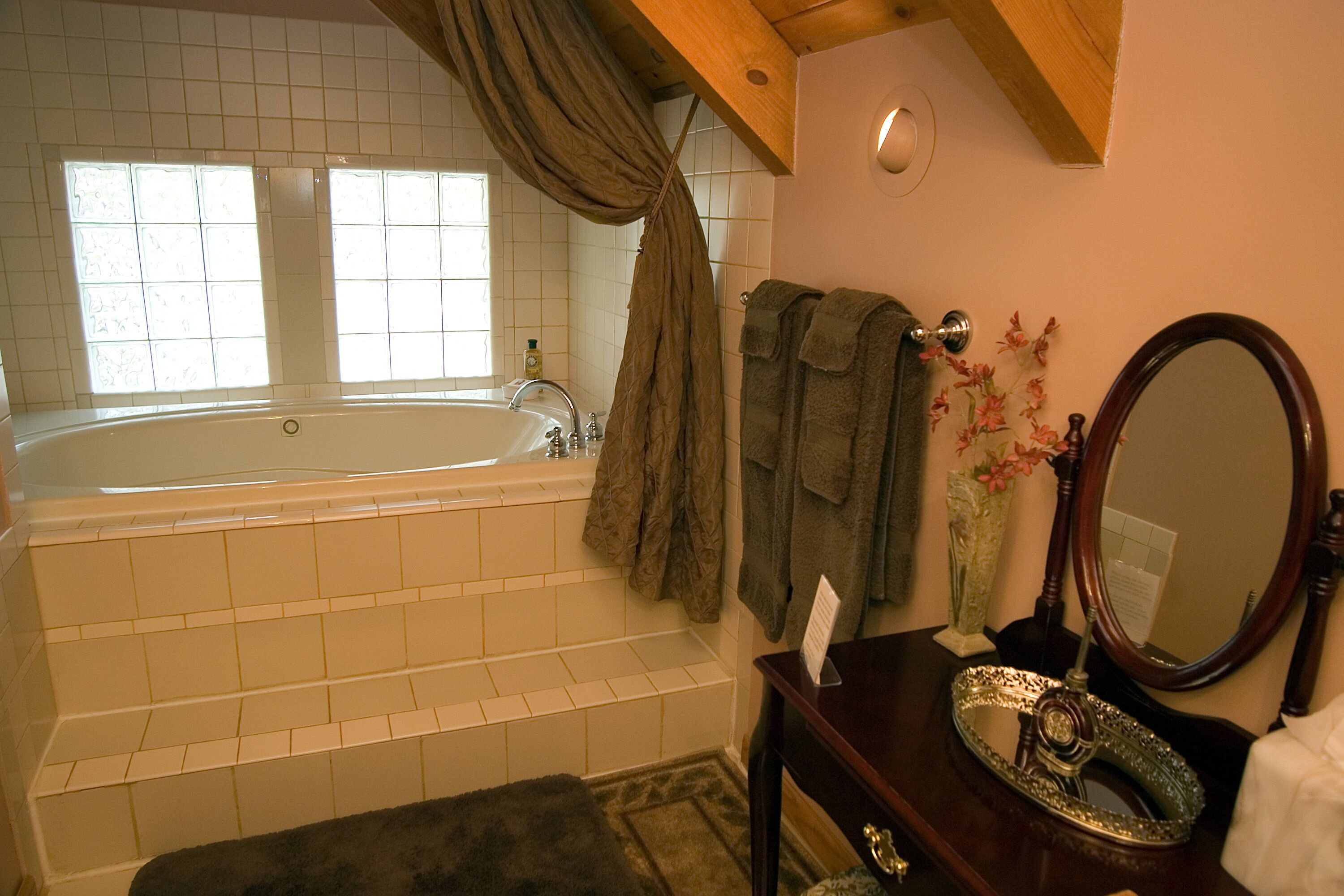 Bañera con ducha, bañera de hidromasaje, secador de pelo, toallas