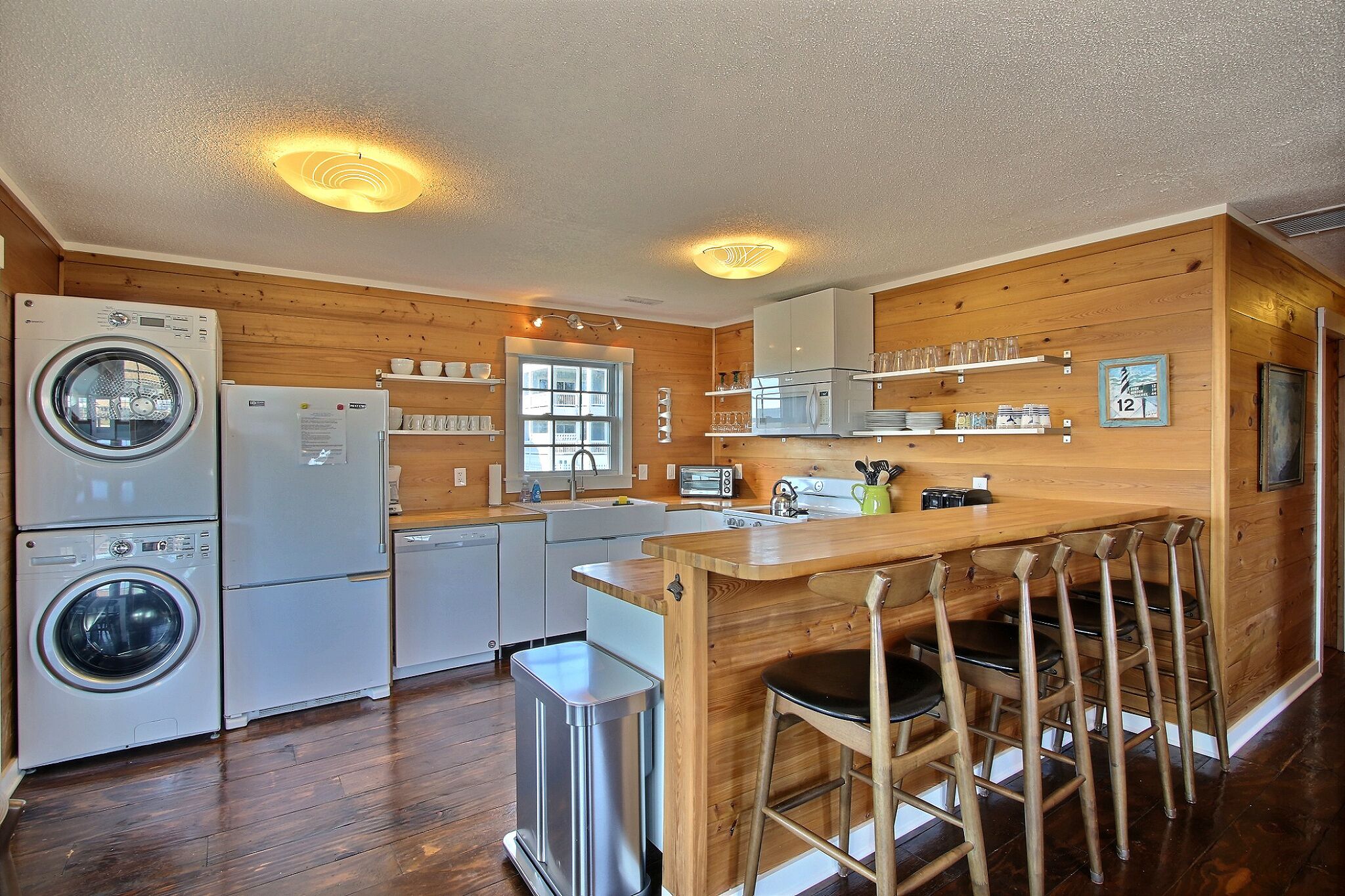 Semi Oceanfront,  2 king, 1 queen bedrooms, large deck with ocean & sound views