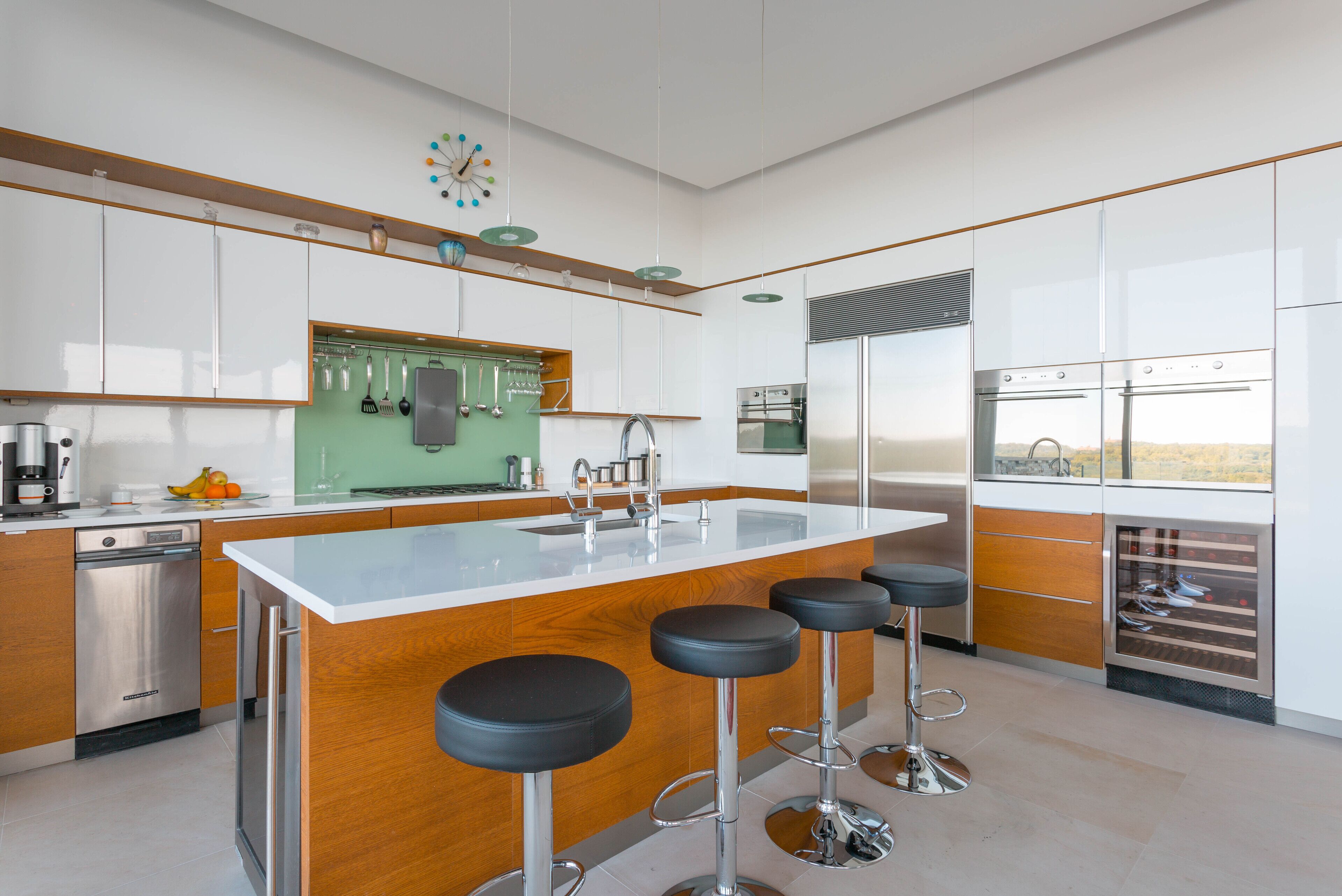 Splendid Isolation: Private Luxury. Breathtaking Modern Villa On Hudson Bluffs.