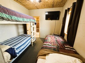 5 bedrooms, free WiFi, bed sheets