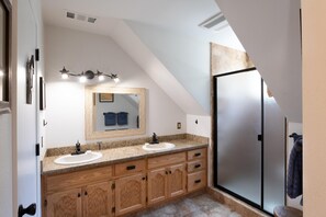 Shower, hair dryer, towels - Friends Lodge (Wawona)