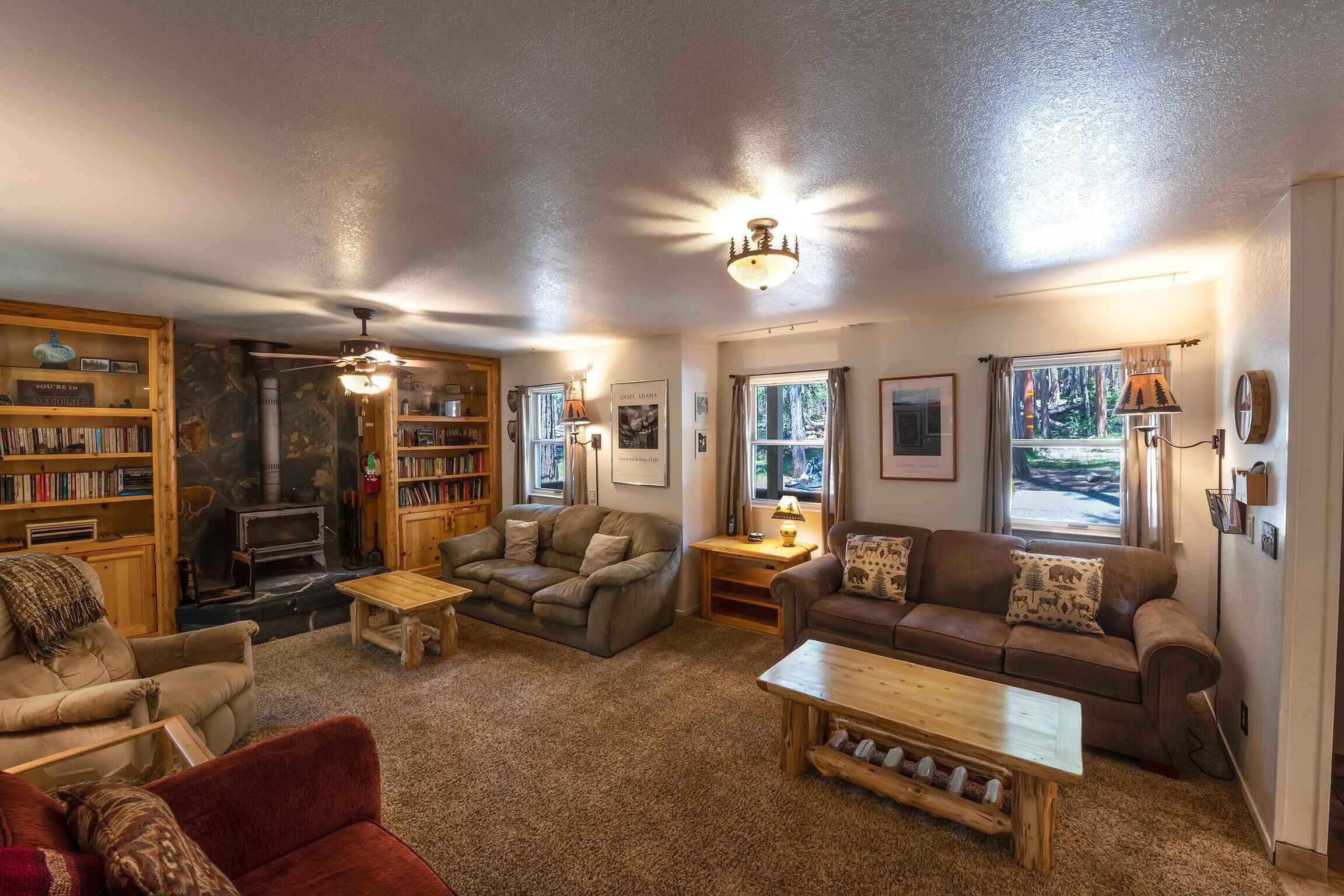 Televisión, chimenea, reproductor de DVD y futbolito 