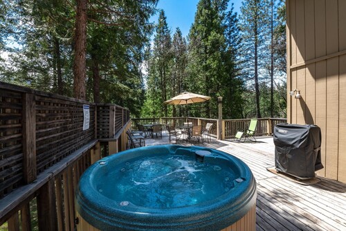 Tervetuloa Friends Lodge, joka sijaitsee Yosemiten kansallispuistossa, Wawonassa