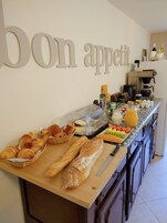 包含每日自助早餐