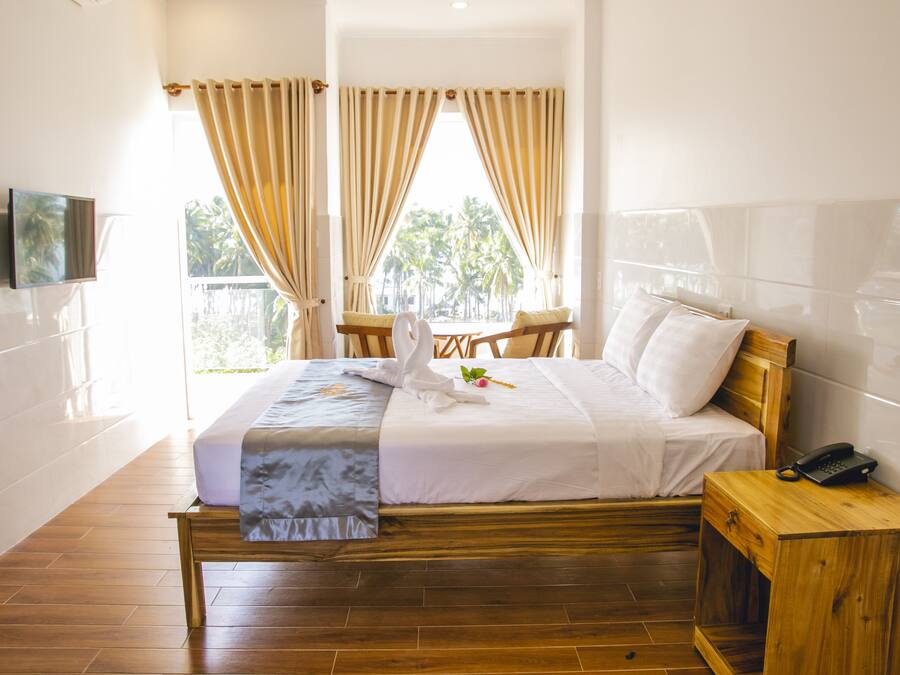 Deluxe Room, 1 Katil Ratu (Queen), Balcony, Sea View | 1 bilik tidur, katil Select Comfort, bar mini, meja