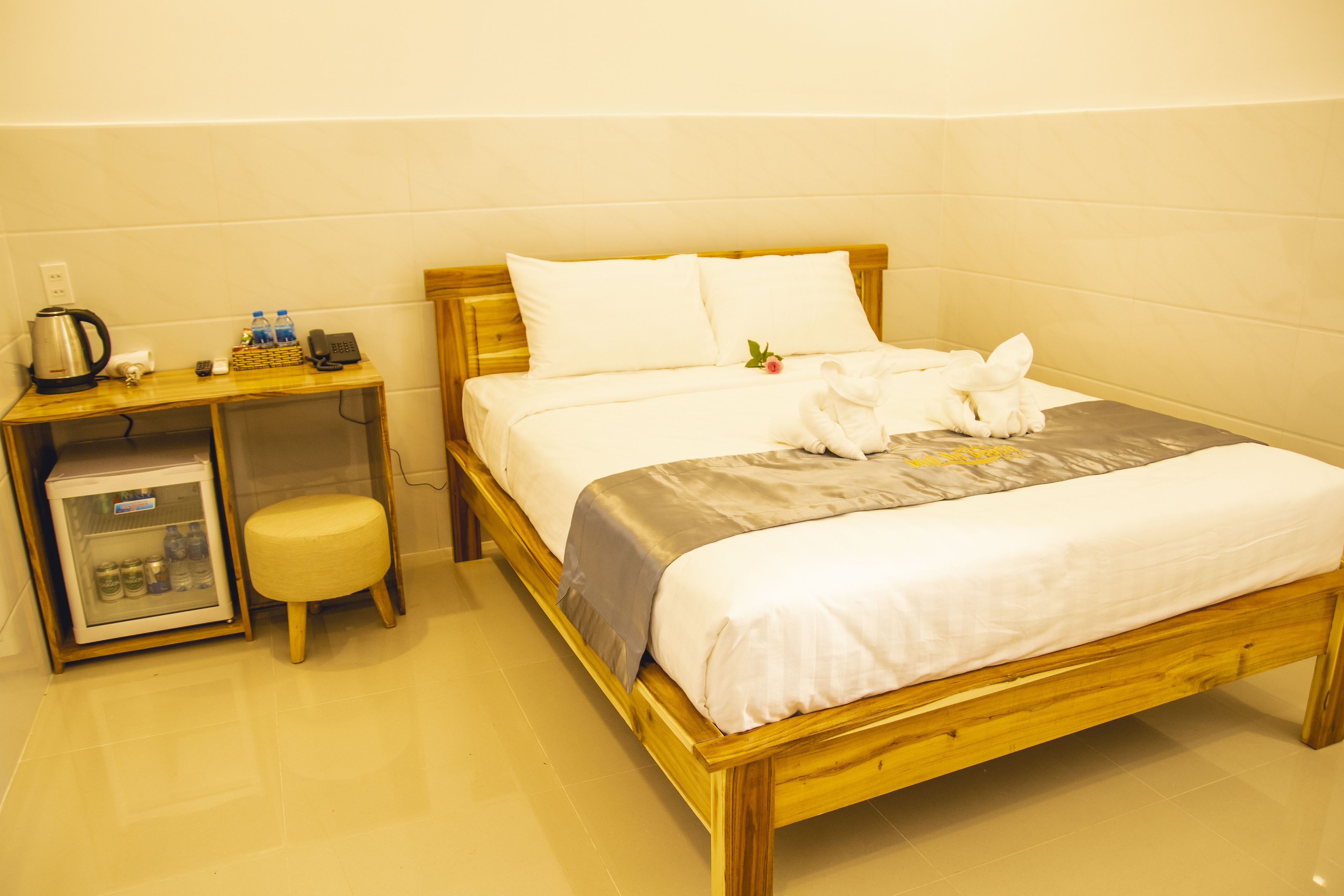 superior double room, 1 queen bed, private bathroom | 1 bedroom, select comfort beds, minibar, individually furnished